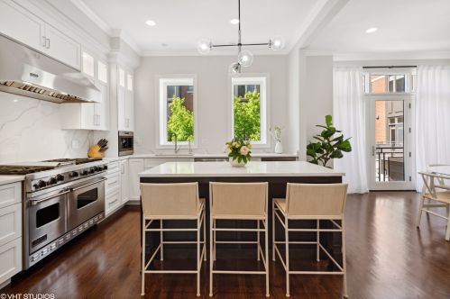 446 Superior St, Chicago IL  60654-3497 exterior