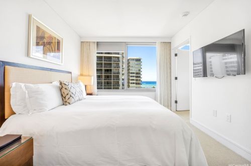 223 Saratoga Rd, Honolulu HI  96815-1942 exterior