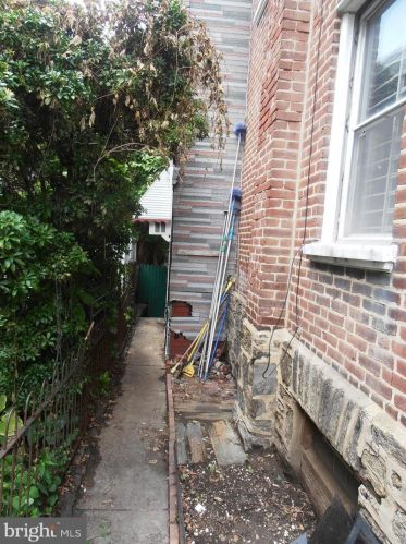 5834 3 St, Philadelphia PA 19106-1802 exterior