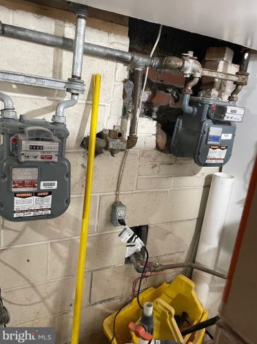 1239 6 St, Philadelphia PA 19140-4561 exterior