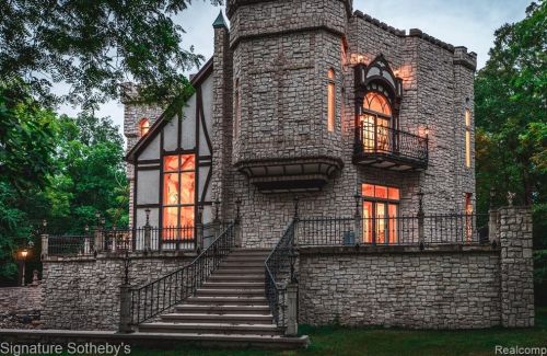 2009 Victoria Hl, Rochester MI exterior