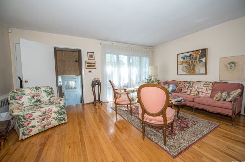 22 Darewood Ln, Valley Stream NY 11581-2408 exterior