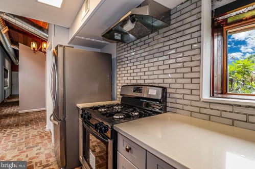 635 Parkway Ave, Trenton NJ  08618-2723 exterior