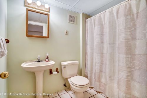 130 Floyd St, Edison NJ 08820-2101 exterior