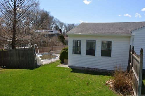 37 Douglas Dr, Enfield CT 06082-2522 exterior