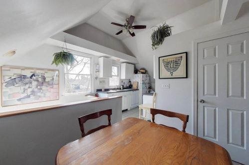 9 Lincoln St, Middletown RI 02840-2628 exterior