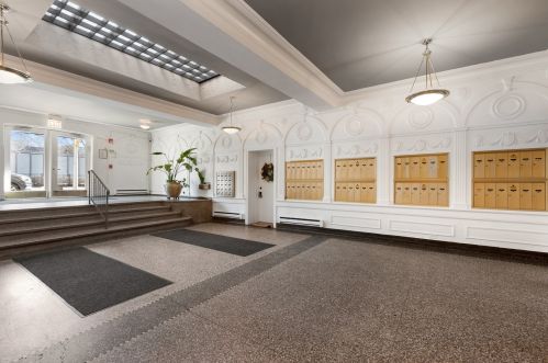 4240 Clarendon Ave, Chicago IL 60613-1548 exterior