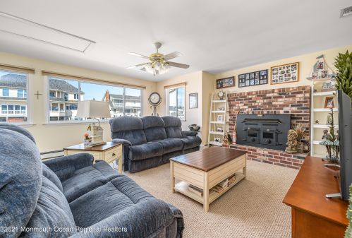 807 Bowline Dr, Lacey NJ 08731-3006 exterior