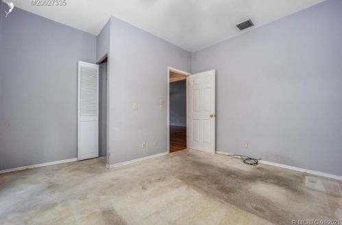 9101 Indian Riv Dr, Fort Pierce FL 34982-7824 exterior