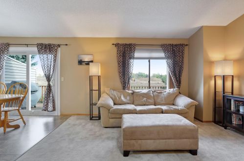 204 Ridgewood Dr, Chaska MN 55318 exterior