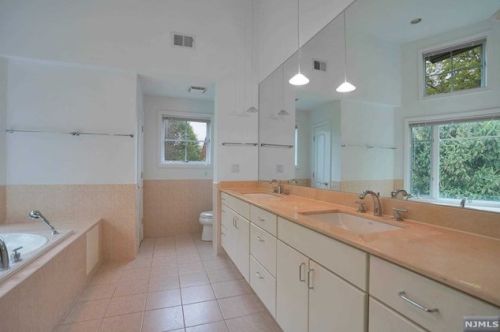 141 Hudson Cv, Edgewater NJ 07020-1480 exterior