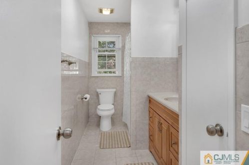 28 Baltic St, Edison NJ 08820-2725 exterior