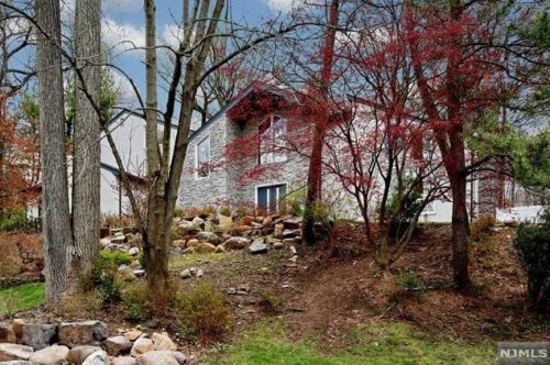 16 Van Buren Ct, Cresskill, NJ 07626-1729