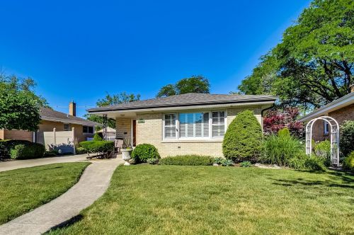 916 Saylor Ave, Elmhurst, IL 60126-4924