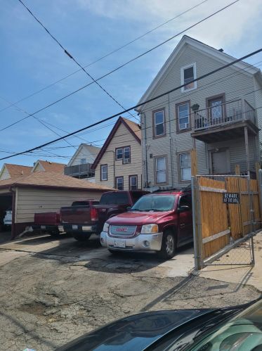 2070 Vilter Ln, Milwaukee, WI 53204-3605