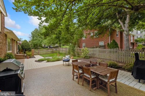 7701 Midday Ln, Alexandria VA 22306-2522 exterior