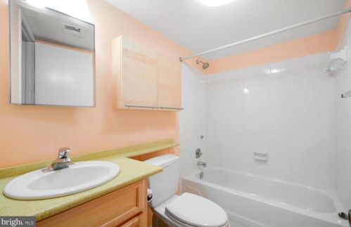 16 Arlive Ct, Rockville MD 20854-2978 exterior