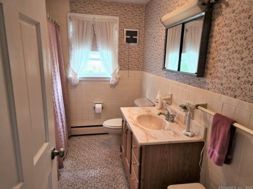 39 Derby St, New Britain CT 06053-3115 exterior