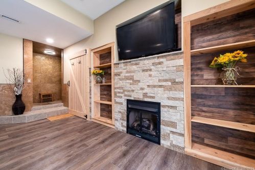 334 Maple Ave, Uncasville CT 06382-2018 exterior