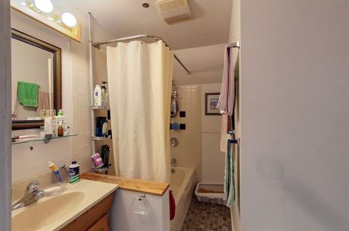 9 Lincoln St, Middletown RI 02840-2628 exterior