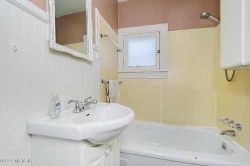 522 Broas St, Belding MI 48809-1911 exterior