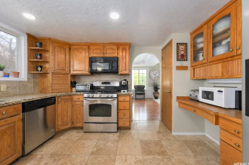 8842 Sunridge Dr, Sandy UT 84093-7044 exterior