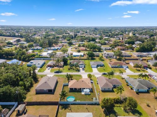 451 Raymond Ln, Fort Pierce FL  34983-1131 exterior