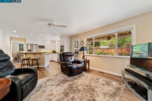 907 Hastings Dr, Concord CA 94518-3821 exterior