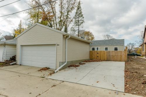 4886 Mohawk Ave, Milwaukee WI  53217-5426 exterior