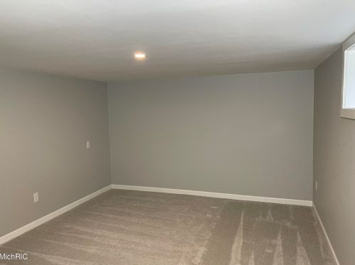 684 Isabella Ave, Meskegon MI 49442-4047 exterior