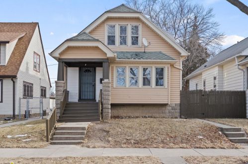 5564 34th St, Milwaukee, WI 53209-4753