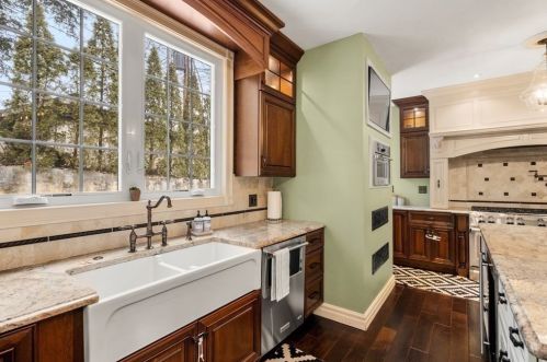 4 Kensington Rd, Worcester MA 01602-1814 exterior