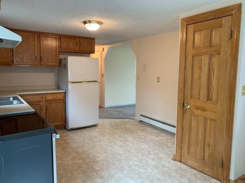 5 Foxcroft Rd, Enfield CT 06082-2430 exterior