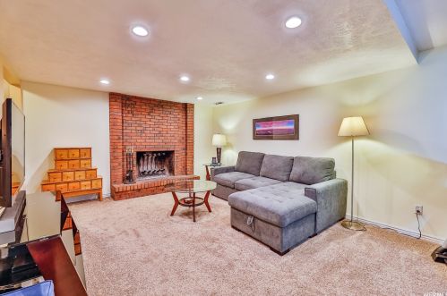 1768 Abbedale Ln, Sandy UT 84092-3723 exterior