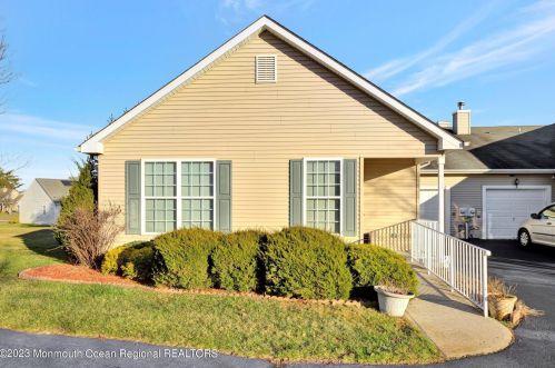 33 Walkabout Ct, Lakehurst, NJ 08759-5177