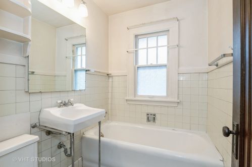 1517 Hickory St, Waukegan IL 60085-1942 exterior