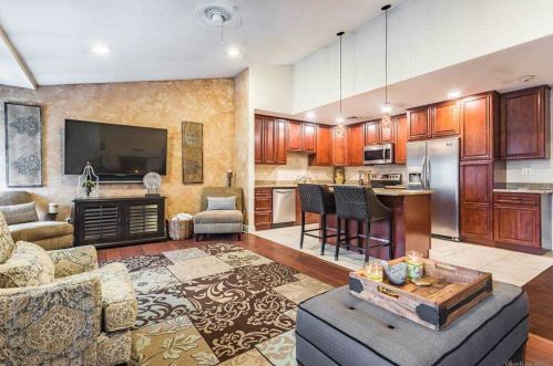 18 Della Dr, Babylon, NY 11704-6240