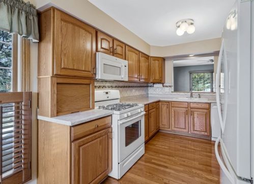 953 Kendallwood Dr, Bull Valley, IL 60014-8434