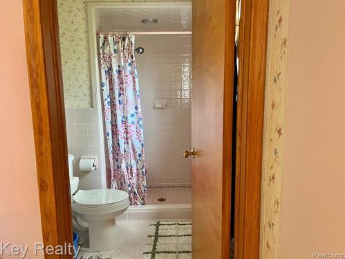 5975 Hubbell St, Dearborn Heights MI 48127-2445 exterior