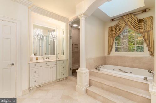 1250 Daleview Dr, Mc Lean VA 22102-1538 exterior