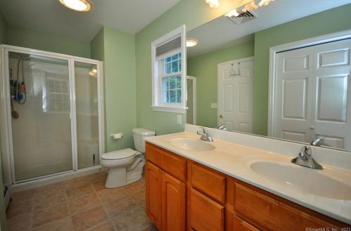 221 Marshall Phelps Rd, Windsor CT 06095-1743 exterior