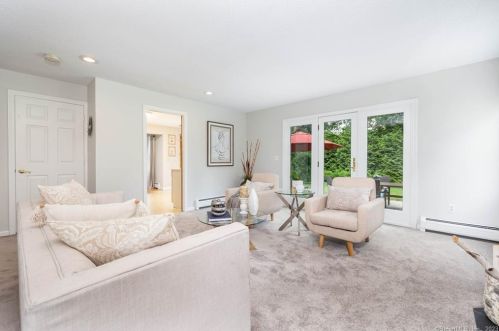 15 Indian Hl Rd, Farmington CT 06032-2816 exterior