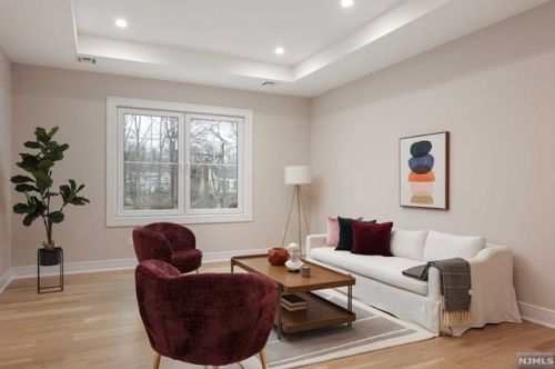 69 Grandview Ave, Upper Saddle River NJ 07458-2127 exterior