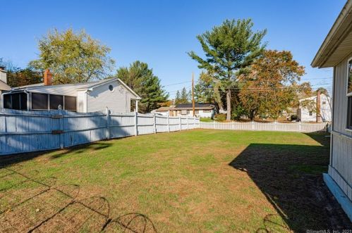 6 Chief St, Enfield CT 06082-5143 exterior