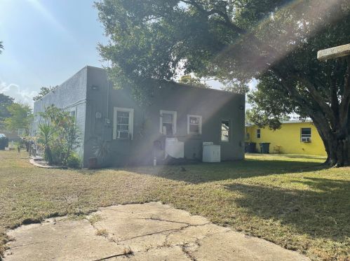 1109 Colonial Rd, Fort Pierce FL 34950-5068 exterior