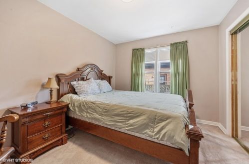 5649 Mozart St, Chicago IL 60659-4822 exterior