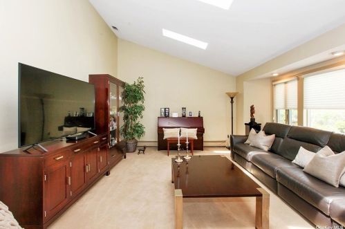 741 Park Ct, Valley Stream NY 11581-3507 exterior