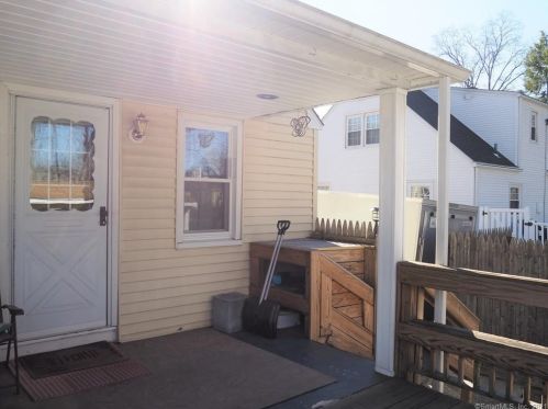 94 Hawthorne St, Manchester CT 06042-3021 exterior