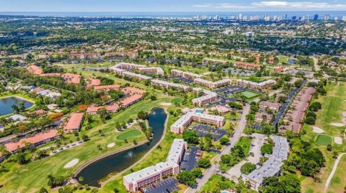 300 Forest Lakes Blvd, Naples FL 34105-5557 exterior