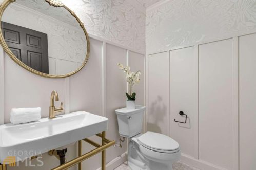 6160 Heards Creek Dr, Atlanta GA  30328-3635 exterior